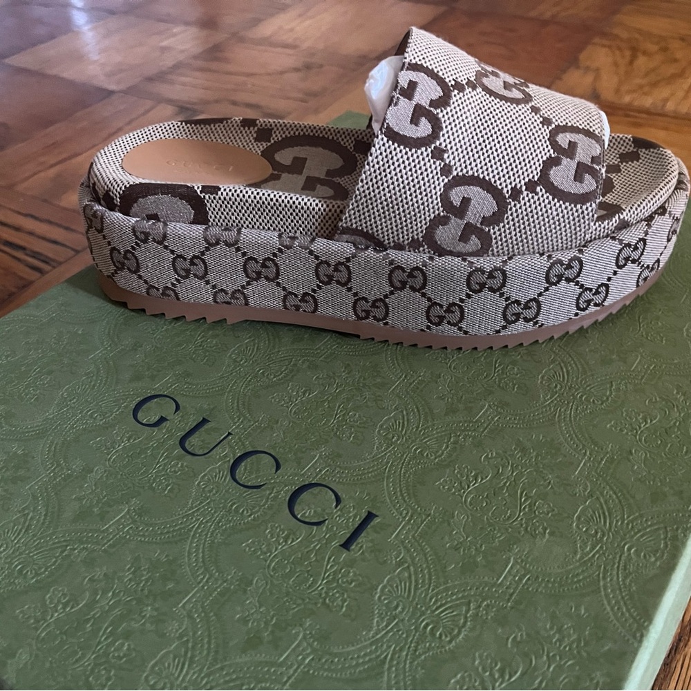 Gucci Angelina Slides w/ Gucci green Embroided Box. - Picture 2 of 9